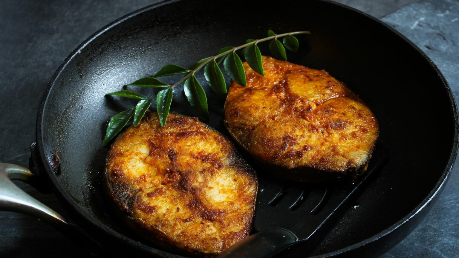 How do you use a roasting pan with a lid? JustALittleBite