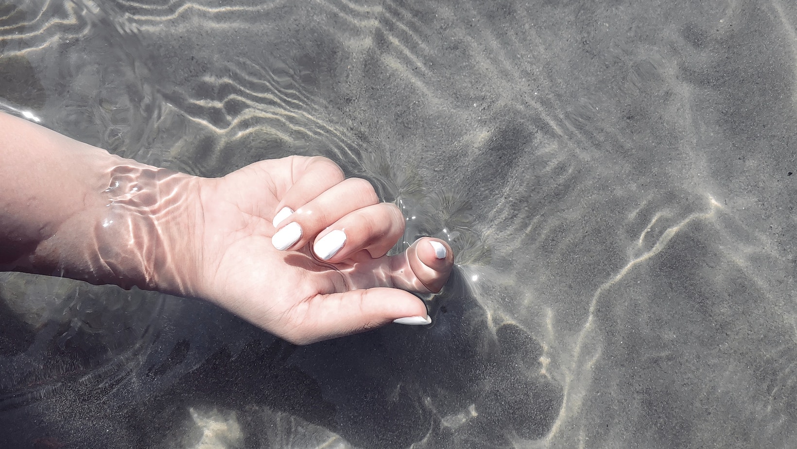 elegantes uñas acrilicas blancas