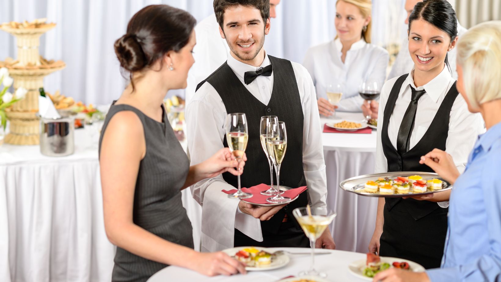 managed foodservice differs from commercial foodservice in that